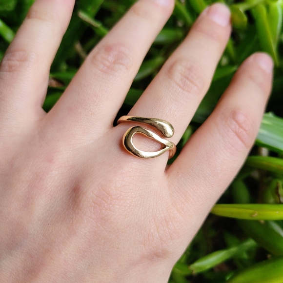 New Dainty Gold Geometric Modern Ring Band - Picture 4 of 9